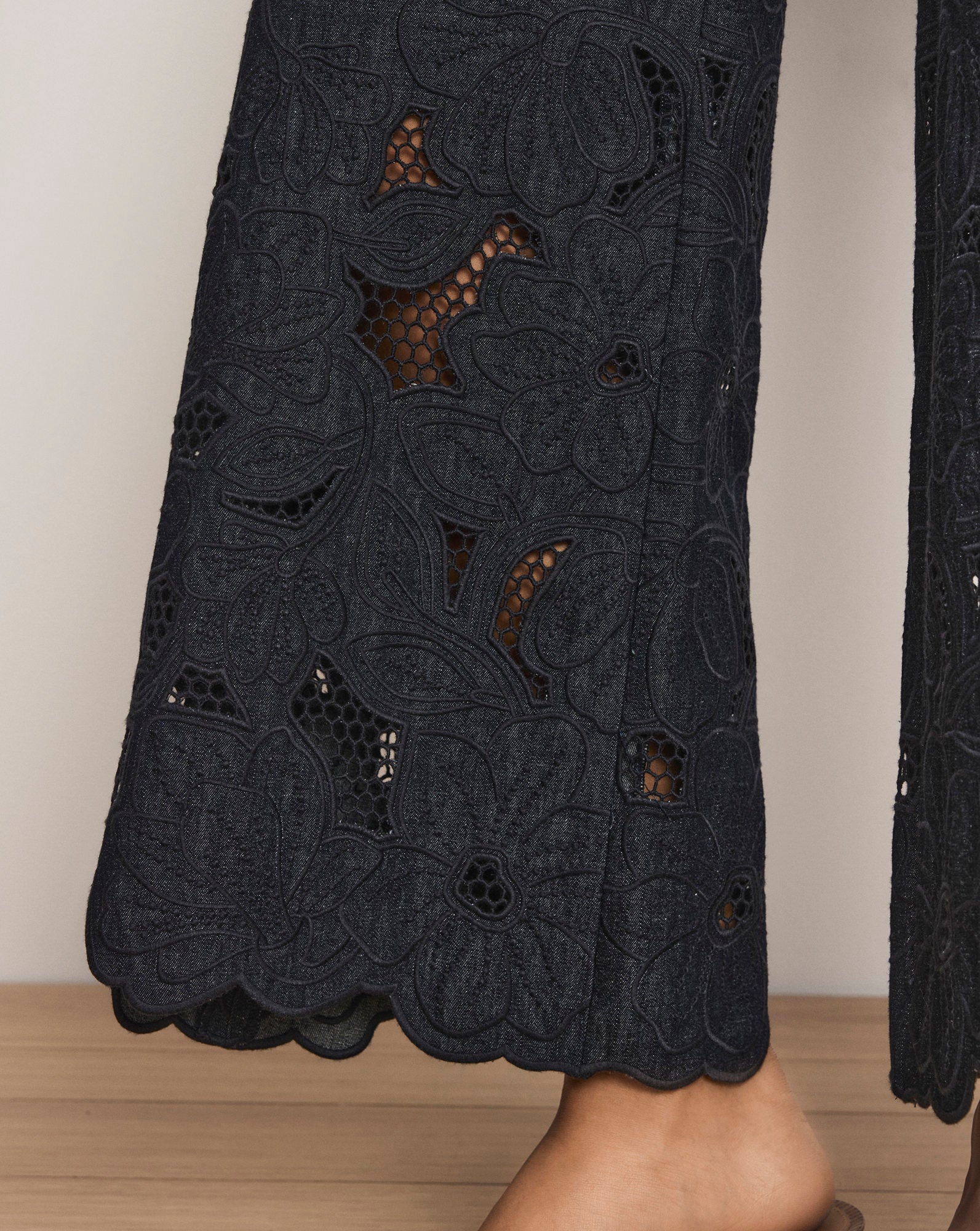 Osborne Wide-Leg Eyelet Pant in Indigo Rinse Dark Wash | Veronica