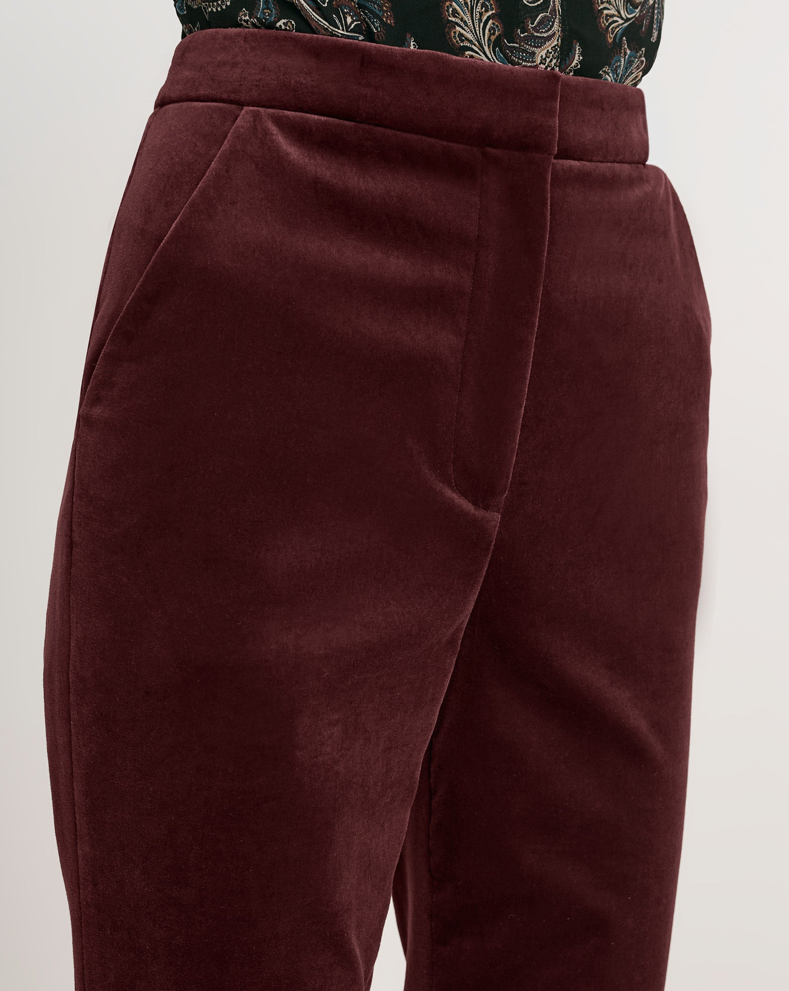 Veronica Beard Brown corduroy trousers with a flat front.