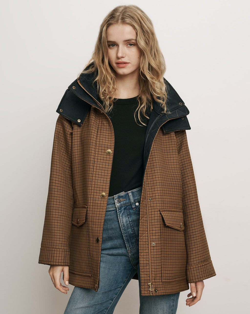 Veronica Beard Brown houndstooth jacket with black contrast collar.