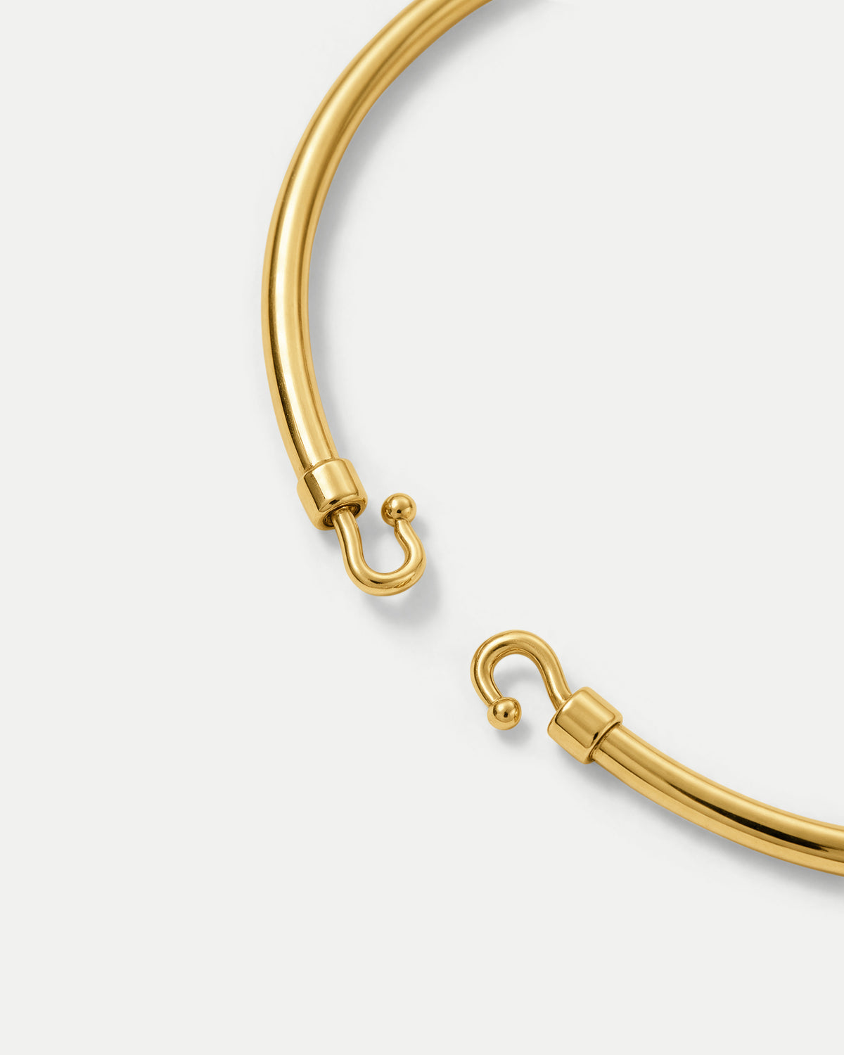 Veronica Beard Gold metal necklace with hook clasp.